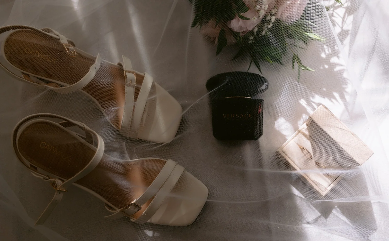 Ślubne detale: buty panny młodej, perfumy i obrączki